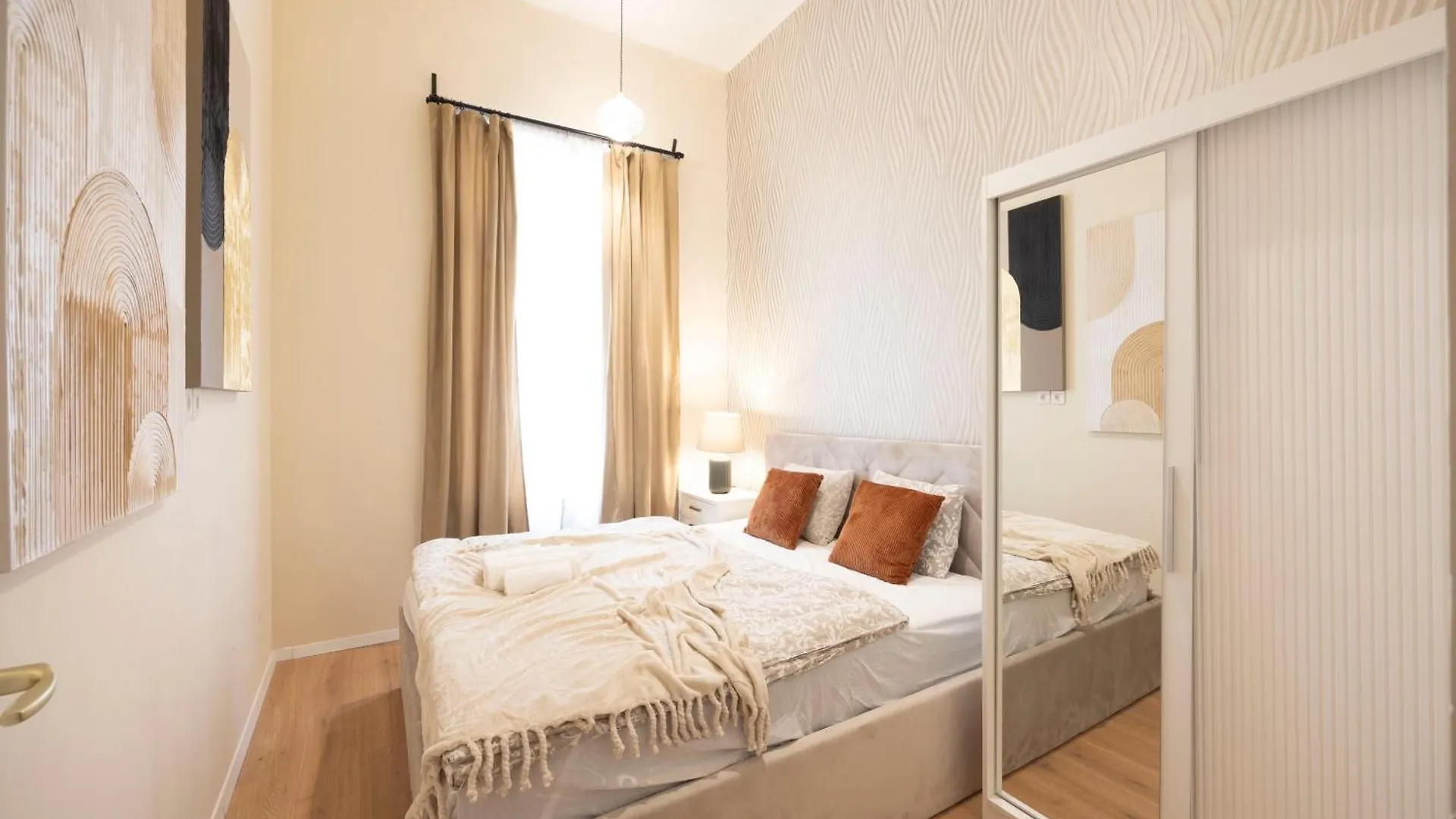 Cozy Boulevard Apartment In The Heart Of Budapest