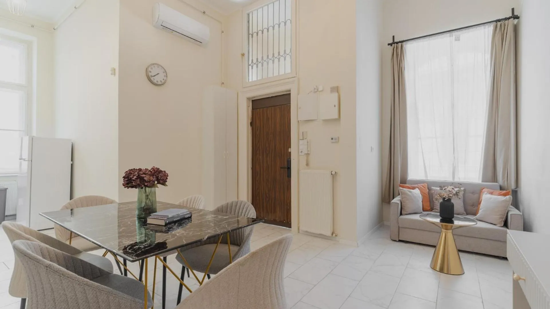 Cozy Boulevard Apartment In The Heart Of Budapest