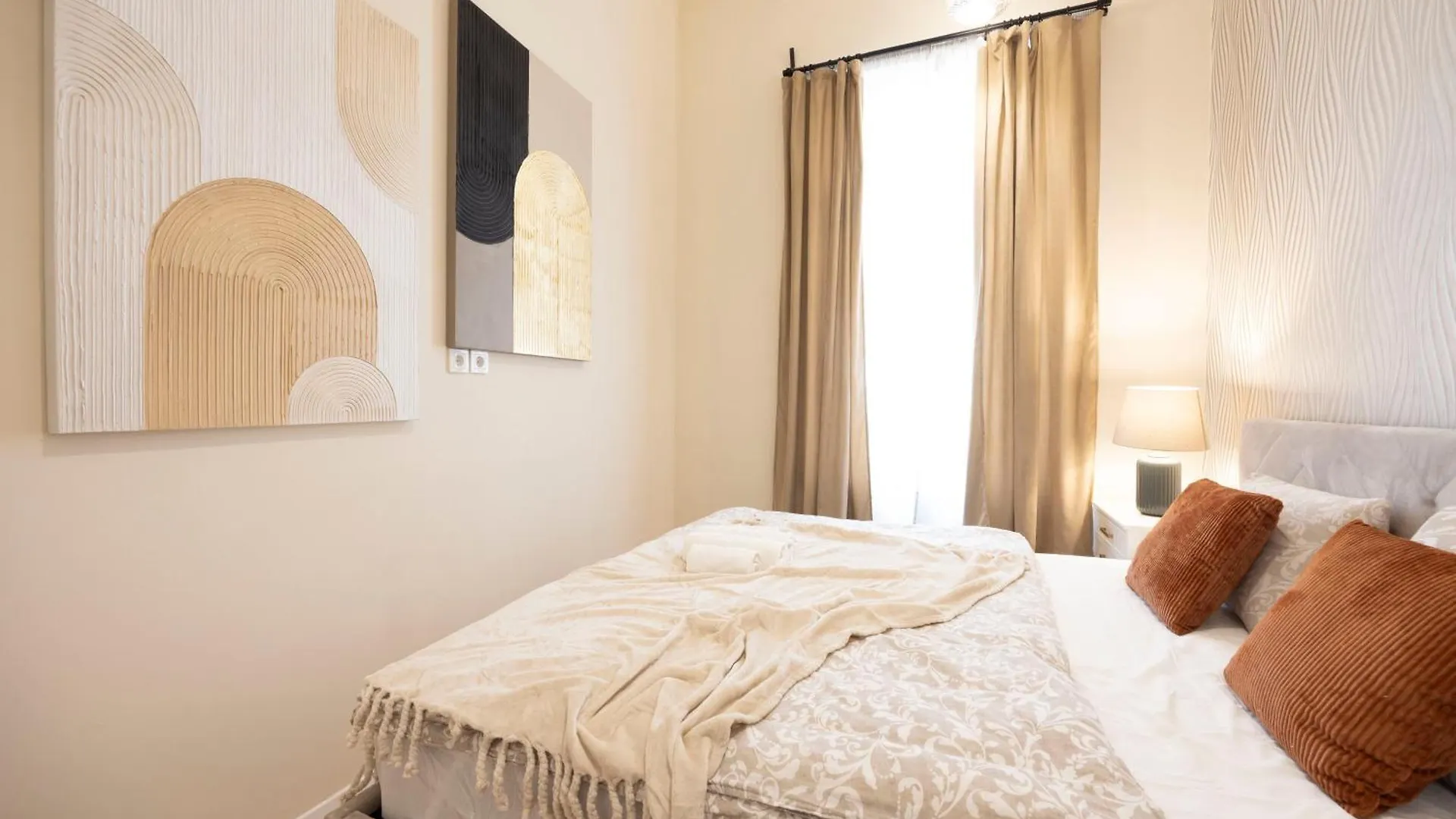 Cozy Boulevard Apartment In The Heart Of Budapeşte Macaristan