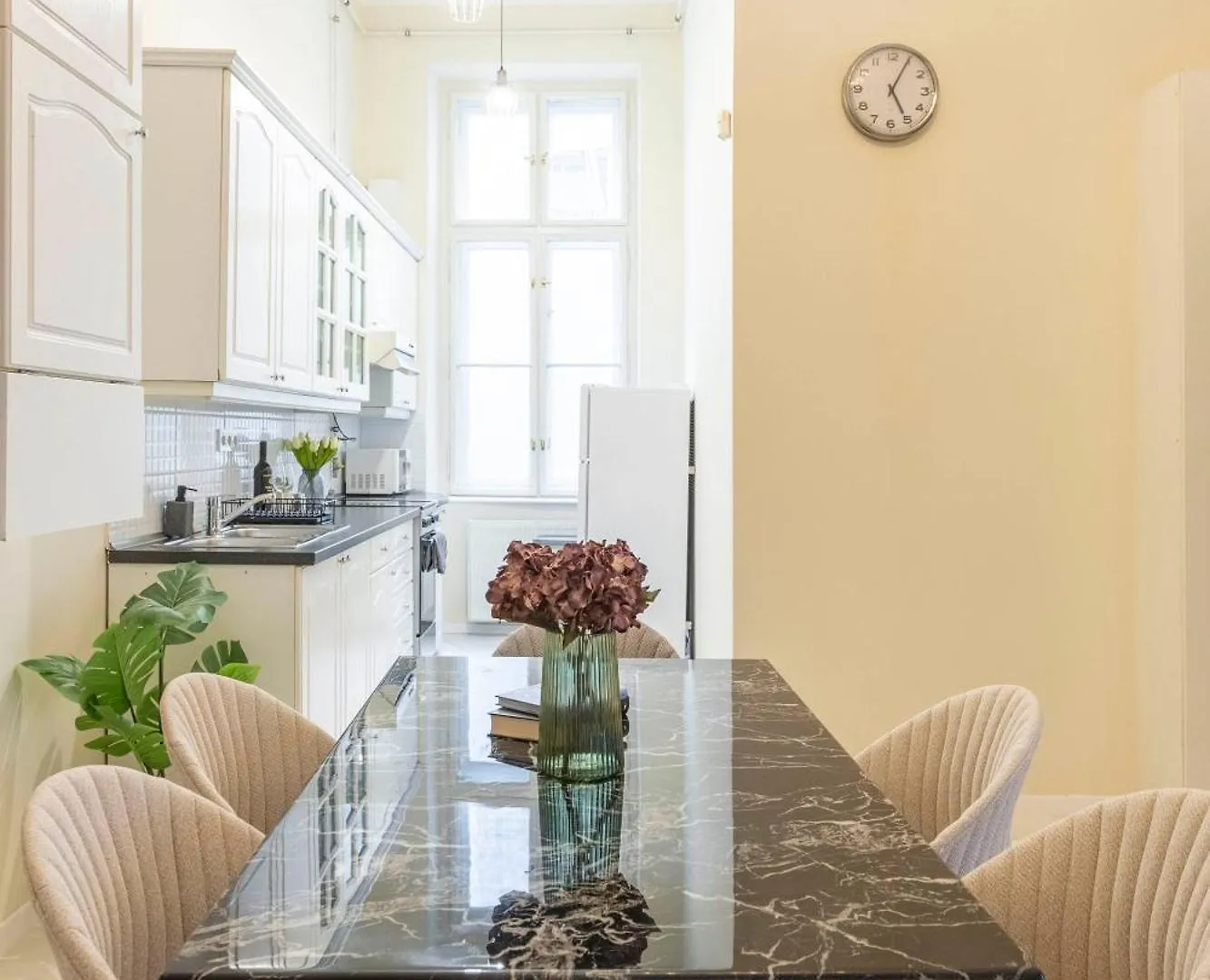 Cozy Boulevard Apartment In The Heart Of Budapeşte