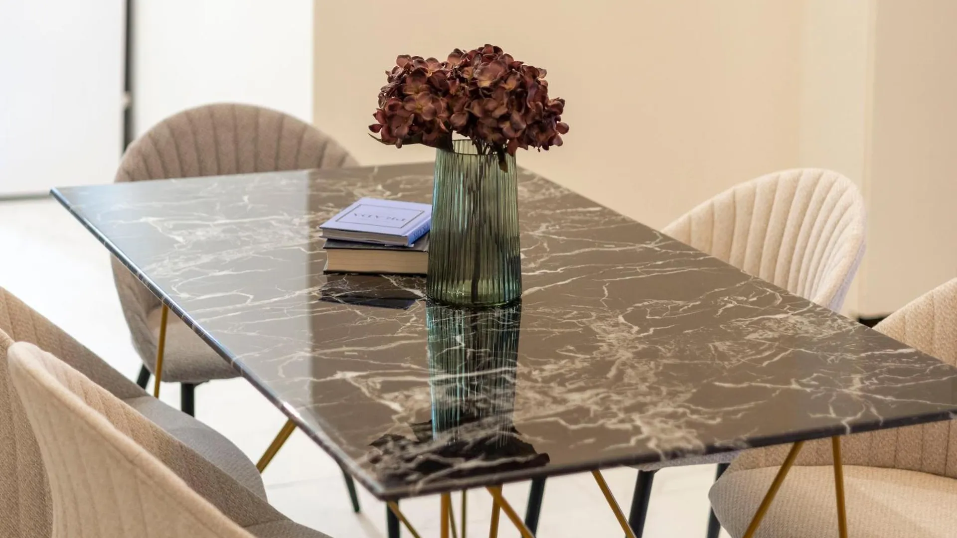 Cozy Boulevard Apartment In The Heart Of Budapeşte 0*,