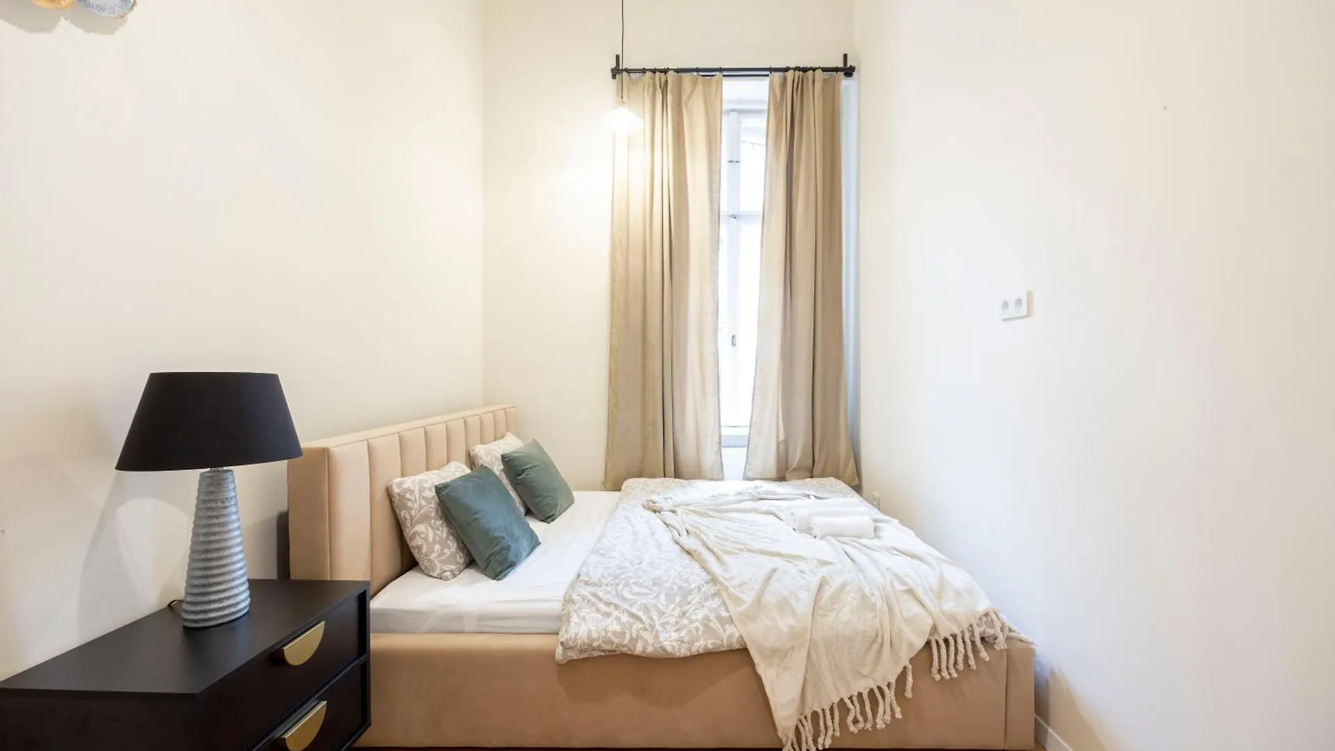 Cozy Boulevard Apartment In The Heart Of Budapest Ungern
